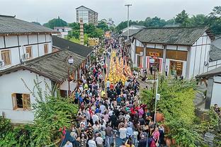 好好休息！孙铭徽输着液也在关注广厦比赛：继续加油兄弟们